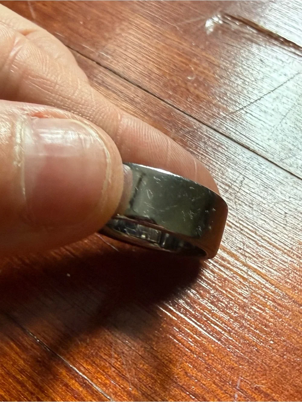 EUC Oura Ring 4, Size 7 with Charger and Charging Case - Gray/Silver
